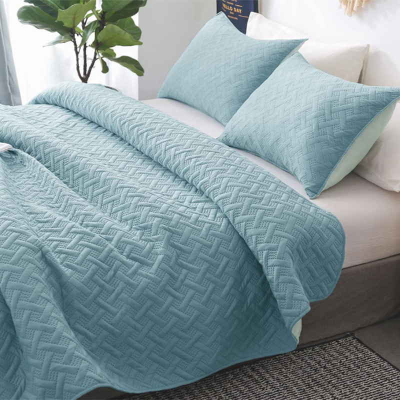 The opposite side of the pressing HME queen quilt set bedspread and coverlet is a machine washable microfiber fabric with a soft and warm feel, which conforms to the modern aesthetic