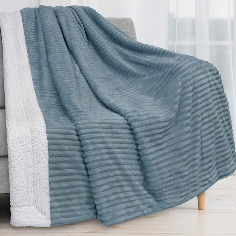  Pcing HME striped throw blanket is super soft, and the thick stripes have a sense of hierarchy.